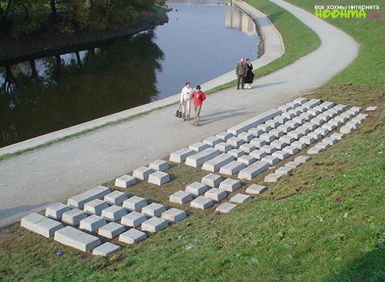 Своеобразные и немного непонятные памятники